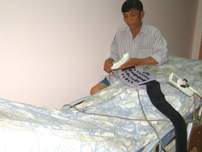 Ông Võ Văn Huyện tiếc rẻ vì đã bỏ gần 40 triệu đồng mua giường massage. Ảnh: TRẦN NGỌC