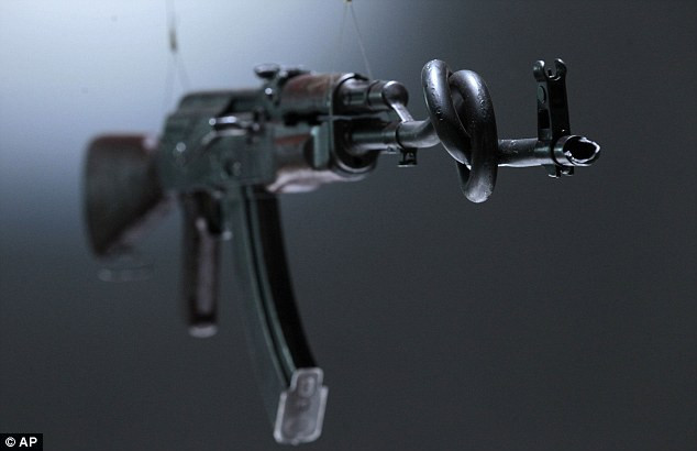 Khẩu súng AK-47 này đã bị buộc nòng treo tại triển lãm