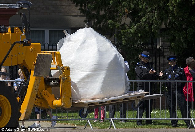 Dùng xe nâng để vận chuyển khối kem khổng lồ