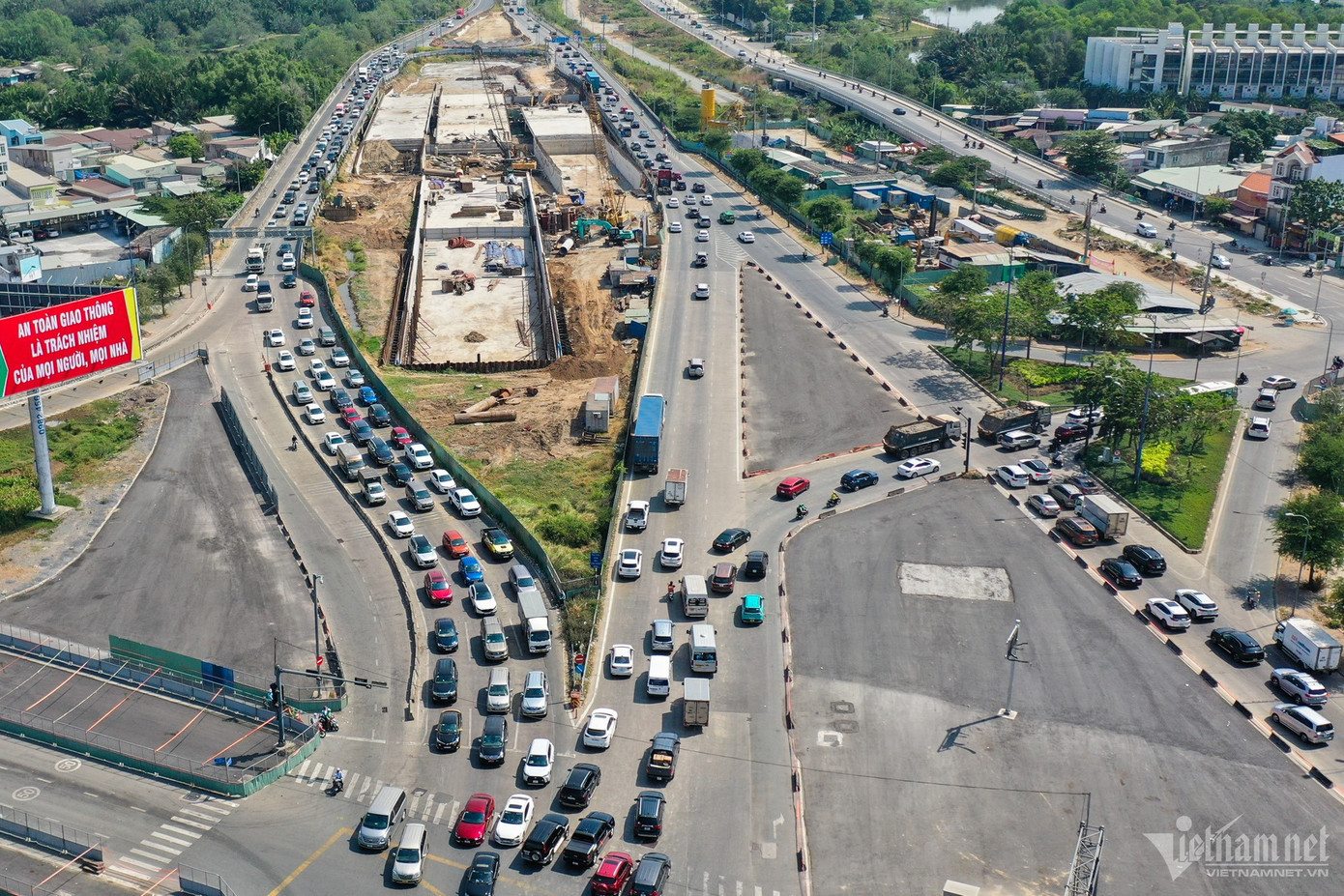 Cách đó 20km, phía Đông của TP.HCM, các tuyến đường dẫn vào cao tốc TP.HCM- Long Thành- Dầu Giây ùn ứ kéo dài.