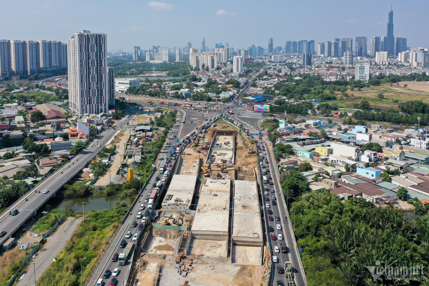 Cảnh giao thông căng thẳng tại nút giao thông An Phú. Theo cả hai hướng ra và vào cao tốc TP.HCM- Long Thành, ô tô xếp hàng nối dài, di chuyển rất khó khăn.
