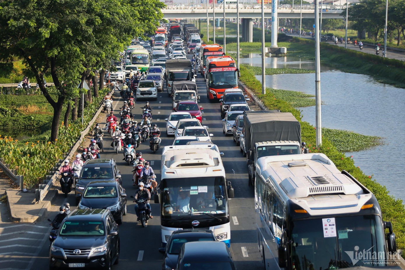 Từ sáng sớm ngày 4/2 (25 tháng Chạp âm lịch), trên tuyến Quốc lộ 1, khu vực cửa ngõ phía Tây TP.HCM bị ùn ứ kéo dài. Dòng phương tiện đông đúc nối đuôi nhau đổ về các tỉnh miền Tây.