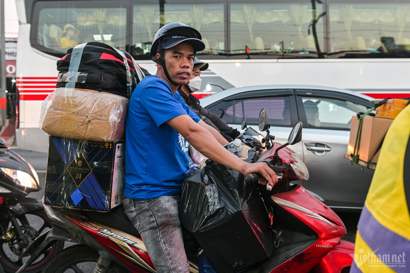 Ùn ứ, kẹt xe khắp các cửa ngõ TP.HCM khiến người dân vất vả khi đi sắm Tết hoặc về quê.