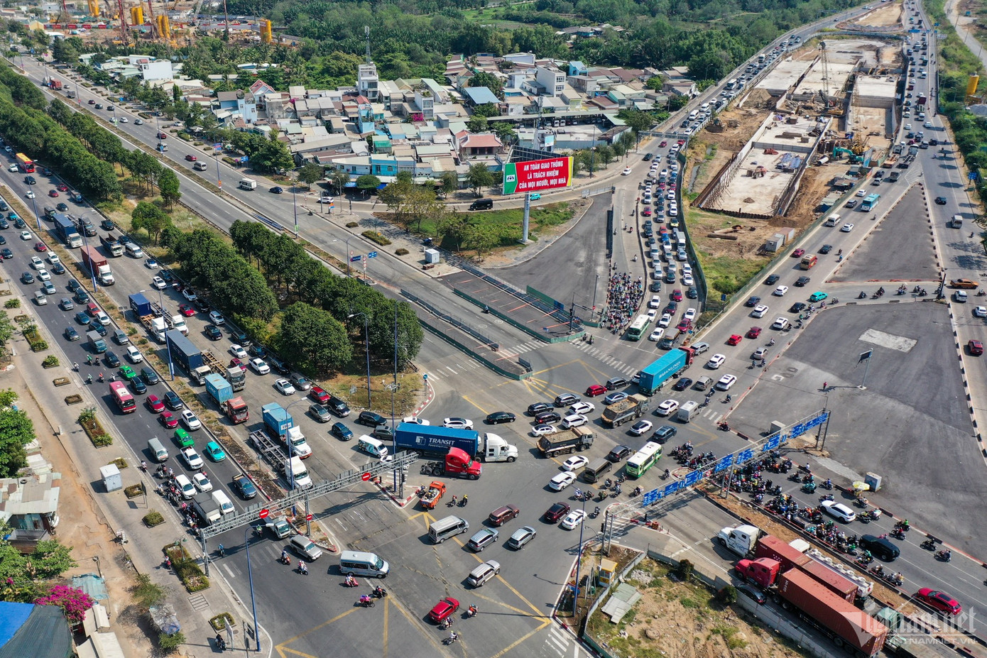 Cảnh giao thông căng thẳng tại nút giao thông An Phú. Theo cả hai hướng ra và vào cao tốc TP.HCM- Long Thành, ô tô xếp hàng nối dài, di chuyển rất khó khăn.