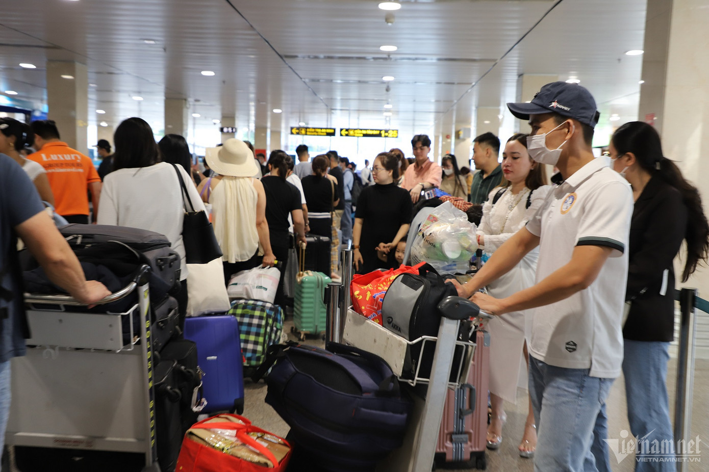 Trước quầy vé các hãng hàng không luôn đông đúc hành khách xếp hàng chờ làm thủ tục bay. So với hôm qua, hành khách làm thủ tục thuận lợi hơn, số lượng chuyến bay bị chậm đã giảm do thời tiết tại các sân bay phía Bắc đã tốt lên.