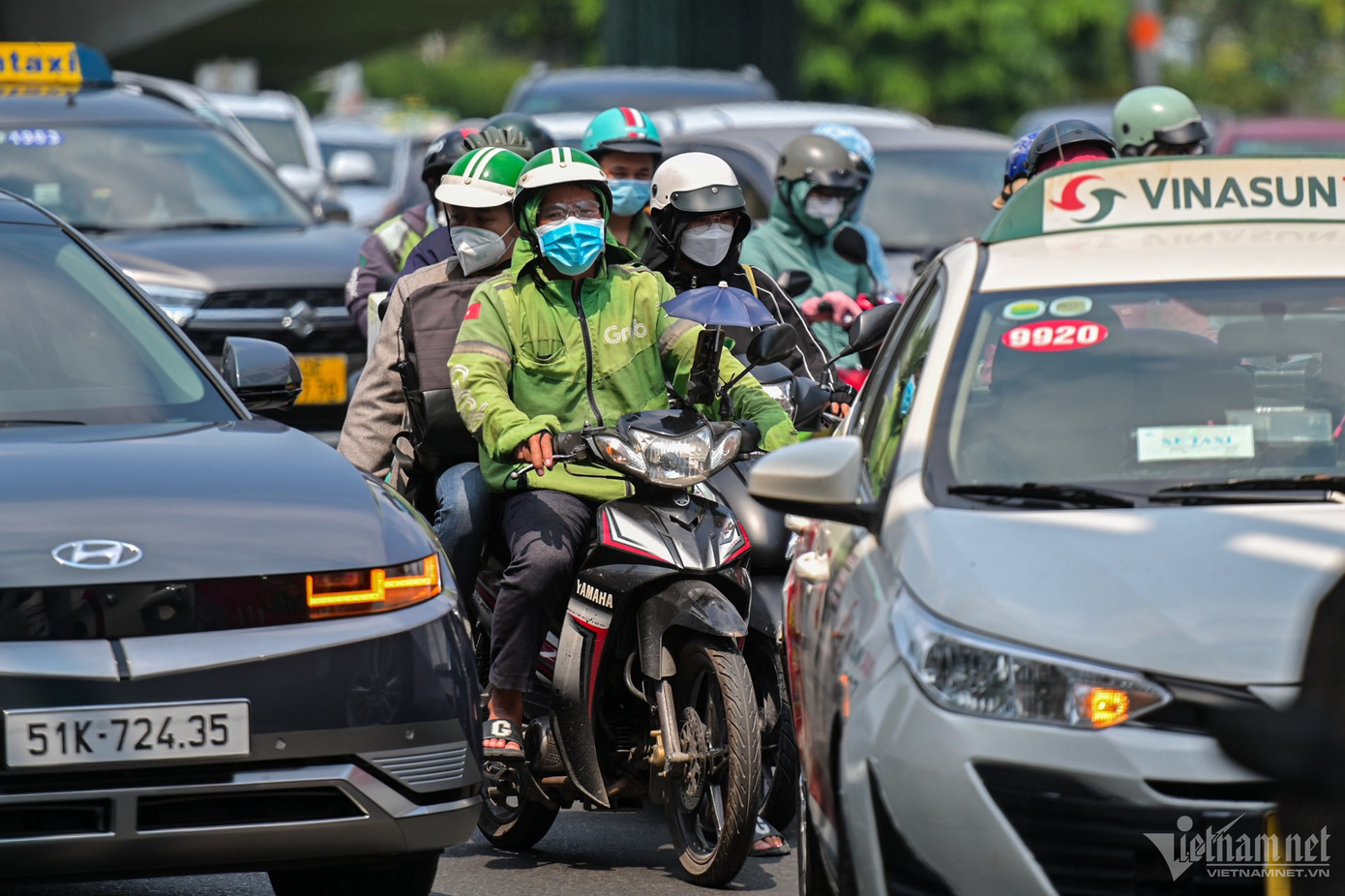 Ùn ứ, kẹt xe khắp các cửa ngõ TP.HCM khiến người dân vất vả khi đi sắm Tết hoặc về quê.
