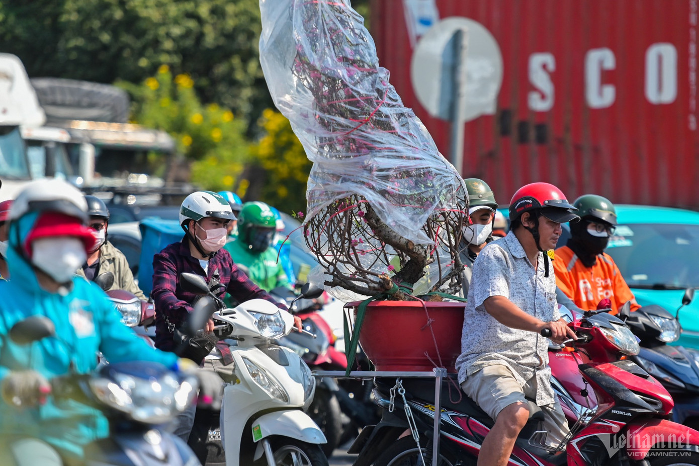 Ùn ứ, kẹt xe khắp các cửa ngõ TP.HCM khiến người dân vất vả khi đi sắm Tết hoặc về quê.