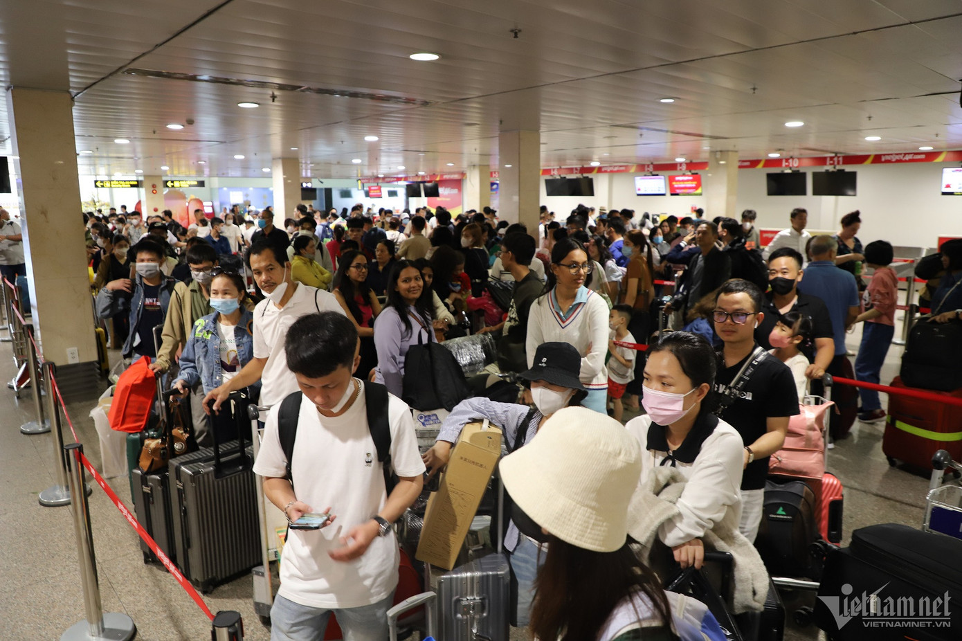Trước quầy vé các hãng hàng không luôn đông đúc hành khách xếp hàng chờ làm thủ tục bay. So với hôm qua, hành khách làm thủ tục thuận lợi hơn, số lượng chuyến bay bị chậm đã giảm do thời tiết tại các sân bay phía Bắc đã tốt lên.