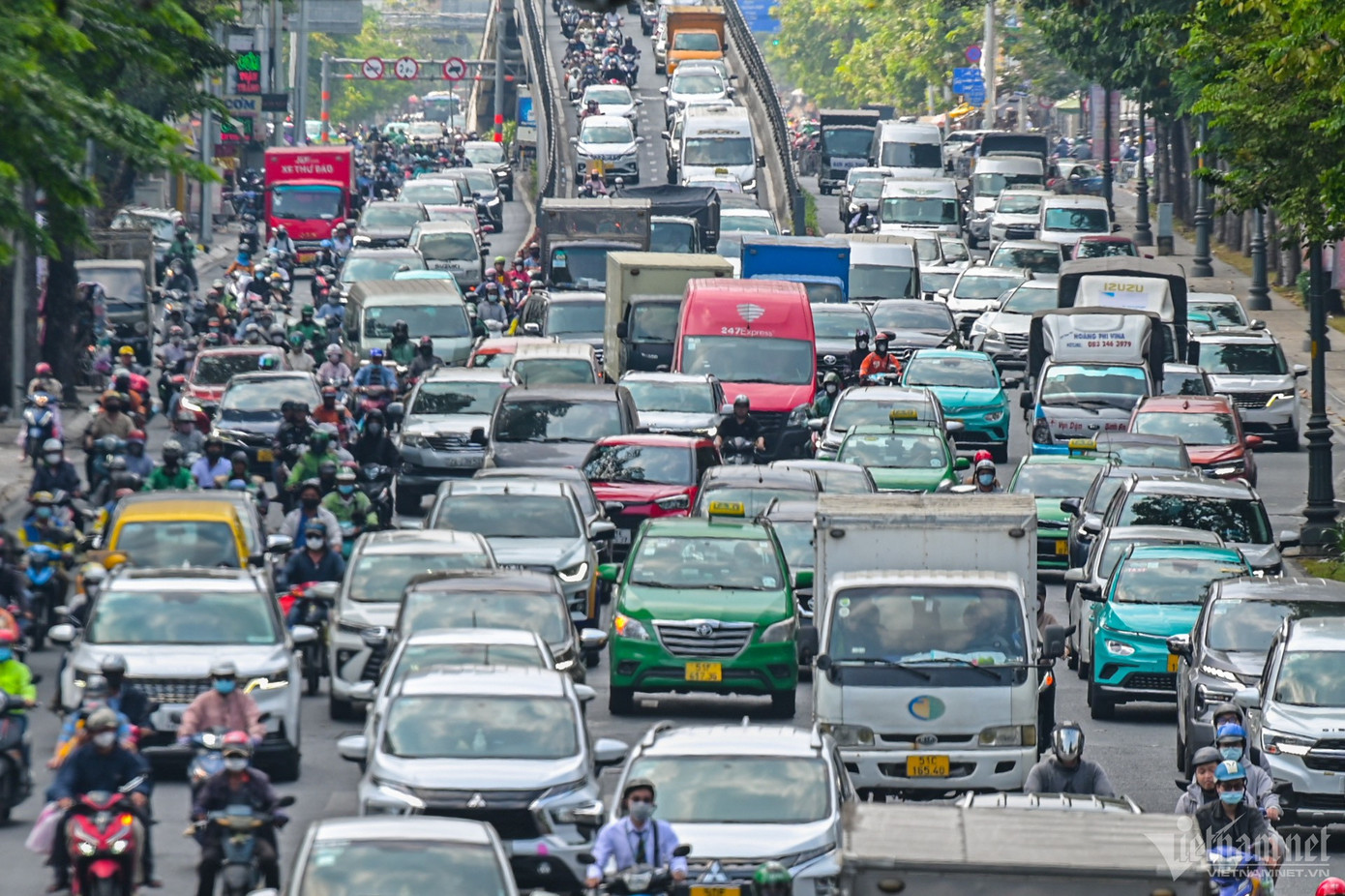 Khu vực nội đô TP.HCM, các tuyến đường quanh sân bay Tân Sơn Nhất cũng chật cứng xe.