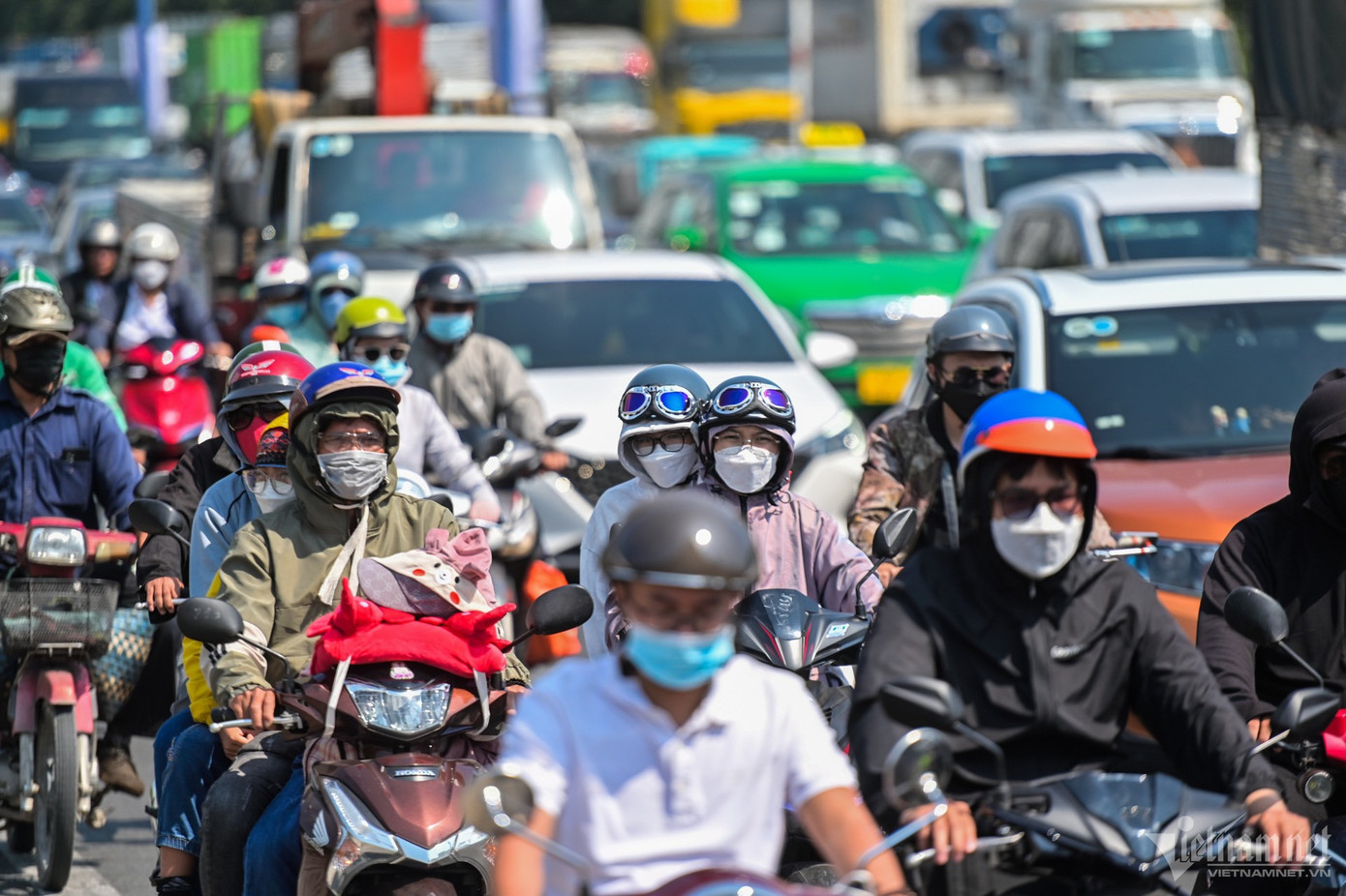 Quốc lộ 1 ùn tắc kéo dài và nhanh chóng lan sang các tuyến đường như Kinh Dương Vương (Bình Tân), Tỉnh lộ 10, Trần Đại Nghĩa (huyện Bình Chánh)... Dòng xe khách, xe tải di chuyển chậm.