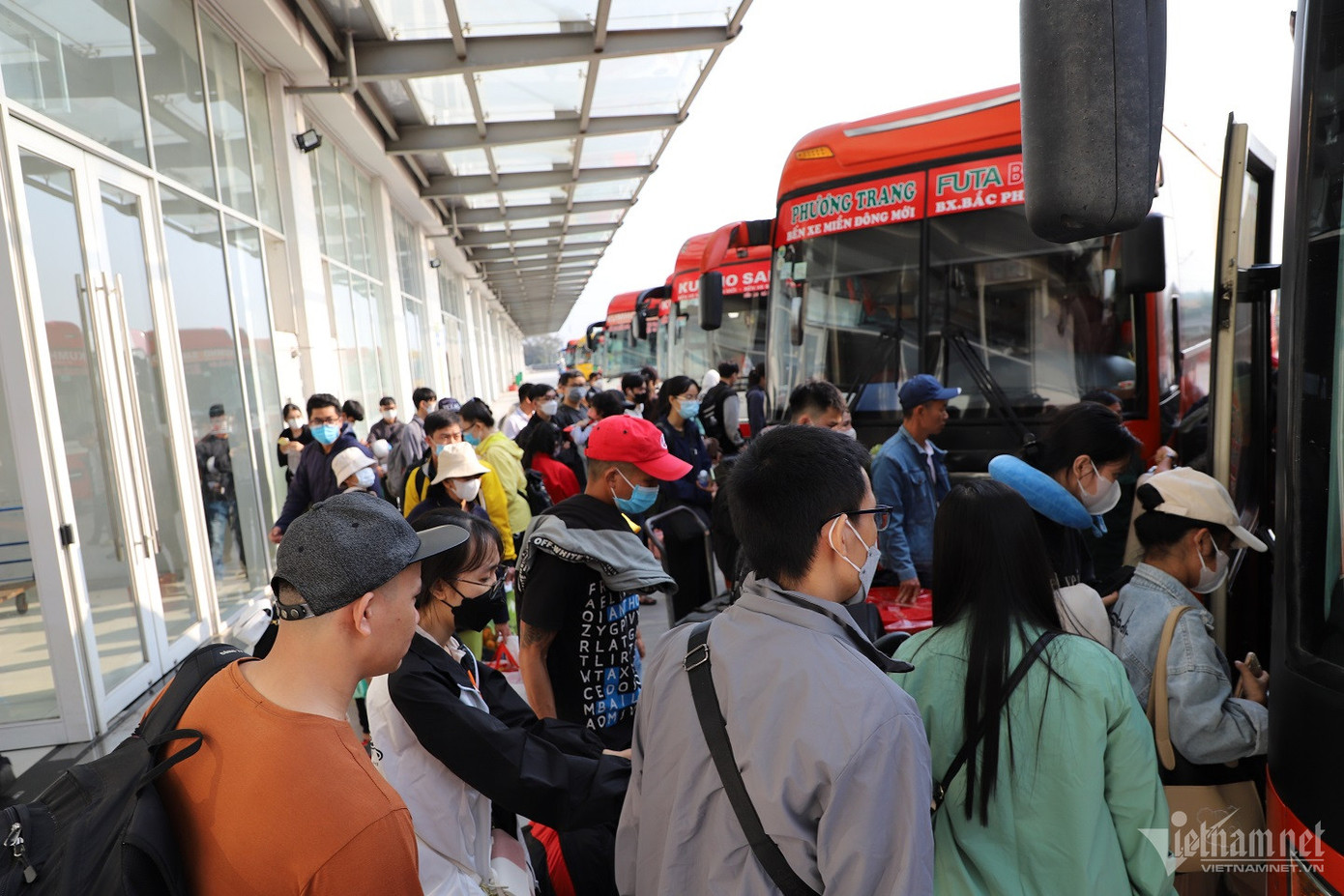 Tại Bến xe Miền Đông mới, hành khách chờ lên xe về quê đông hơn ngày thường.