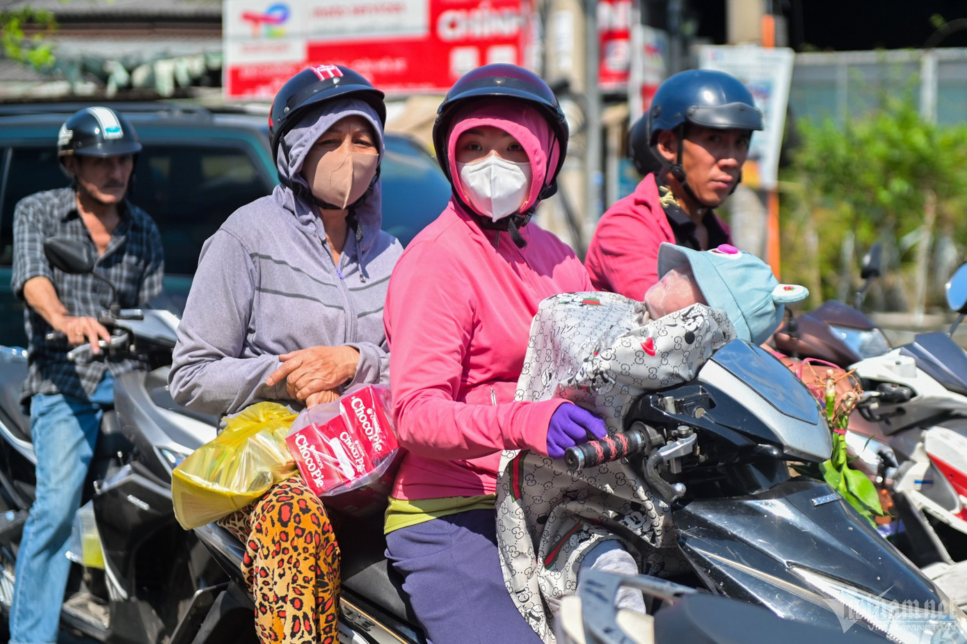 Ùn ứ, kẹt xe khắp các cửa ngõ TP.HCM khiến người dân vất vả khi đi sắm Tết hoặc về quê.