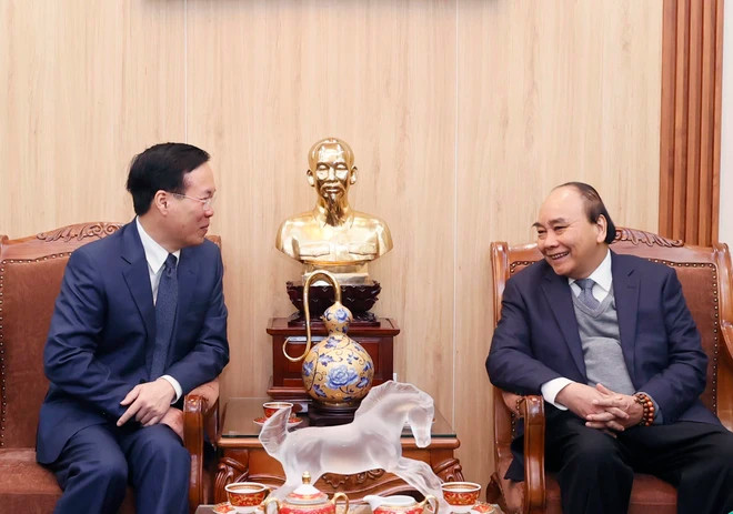 Chủ tịch nước Võ Văn Thưởng đến thăm, chúc Tết nguyên Chủ tịch nước Nguyễn Xuân Phúc. (Ảnh: Thống Nhất/ TTXVN) Chủ tịch nước Võ Văn Thưởng đến thăm, chúc Tết nguyên Chủ tịch nước Nguyễn Xuân Phúc. (Ảnh: Thống Nhất/ TTXVN)