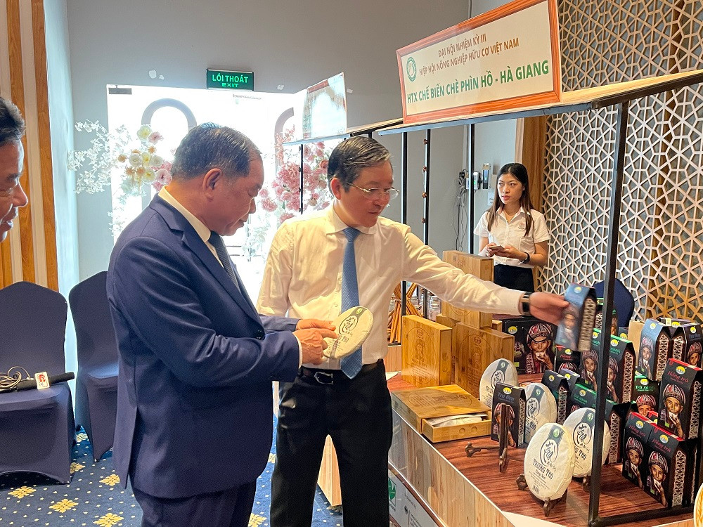 Chủ tịch Hội Nông dân Việt Nam - ông Lương Quốc Đoàn (áo trắng) và Chủ tịch VOAA Hà Phúc Mịch thăm các gian hàng tại Đại hội