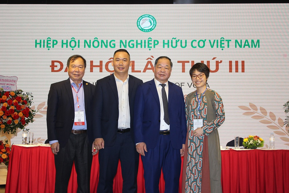 Lãnh đạo Hiệp hội nhiệm kỳ III gồm: TSKH. Hà Phúc Mịch, Chủ tịch (thứ 2 từ phải qua) và các Phó Chủ tịch GS.TS. Đào Thanh Vân (ngoài cùng bên trái), ông Nguyễn Mạnh Cường (thứ 2 từ trái qua) và bà Đặng Thị Bích Hường.