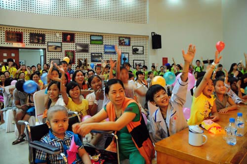 Bệnh nhi háo hức chơi trò chơi