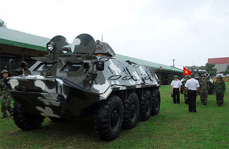 Xe lội nước Lữ đoàn 147 cơ động phòng chống bão số 14. Ảnh: Quân đội nhân dân