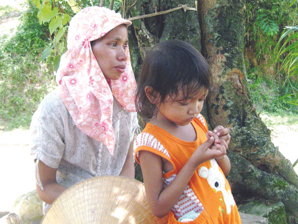 Chị Triêu héo hắt vì bố vừa chết, nay thêm 3 người trong nhà mắc bệnh “lạ”. Ảnh: Hoài Văn. Chị Triêu héo hắt vì bố vừa chết, nay thêm 3 người trong nhà mắc bệnh “lạ” Ảnh: Hoài Văn