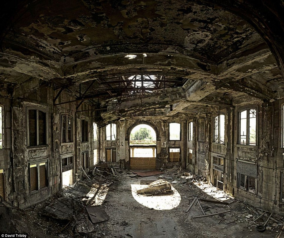 Bên trong các tòa nhà đổ nát hoàn toàn