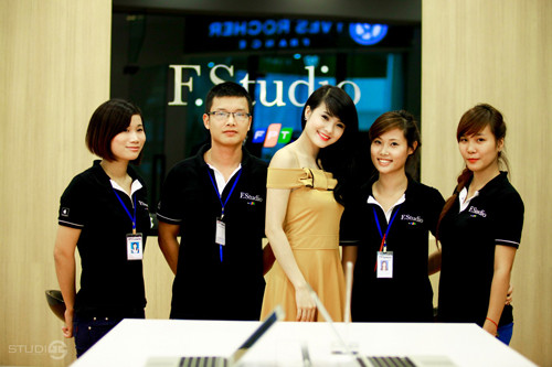 Cùng các thành viên khác tại nơi diễn ra thi 