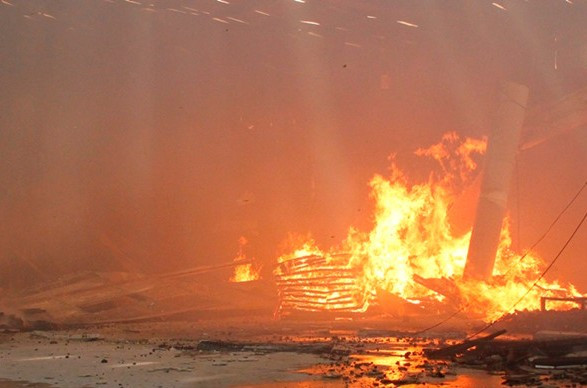 Nhà xưởng rộng hơn 1.000m2 cháy dữ dội, người dân sơ tán trong đêm ảnh 3