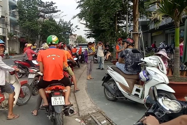 Bị “xù” tiền lương, hàng chục công nhân ‘vây’ nhà ông chủ nước ngoài ảnh 1