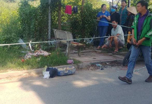 Thi thể bé sơ sinh miệng bị nhét giấy được phát hiện bên đường ảnh 1