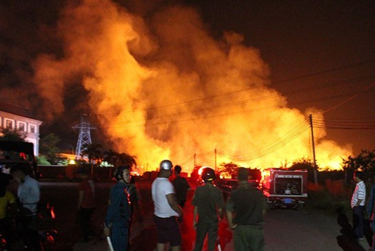 Xưởng gỗ 1.000m2 bất ngờ bốc cháy, cư dân tháo chạy trong đêm ảnh 3