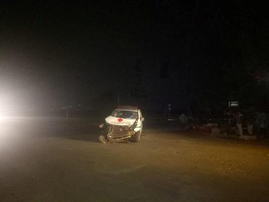 Va chạm với xe tải chở gà, xe cấp cứu nát đầu ảnh 1