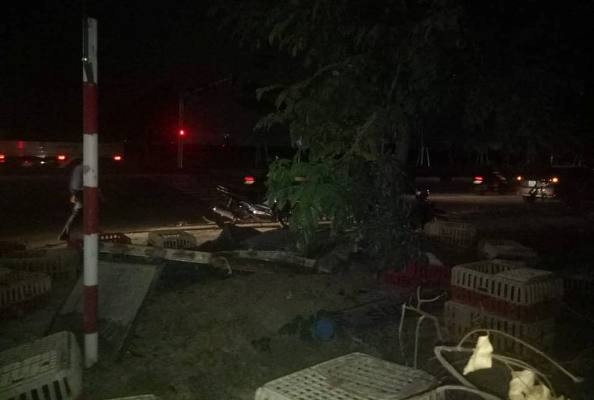 Va chạm với xe tải chở gà, xe cấp cứu nát đầu ảnh 3