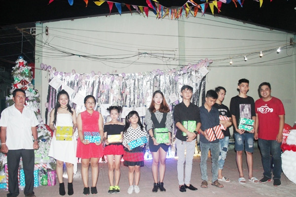 Sinh viên, công nhân vui Noel ấm áp trong kí túc xá ảnh 5