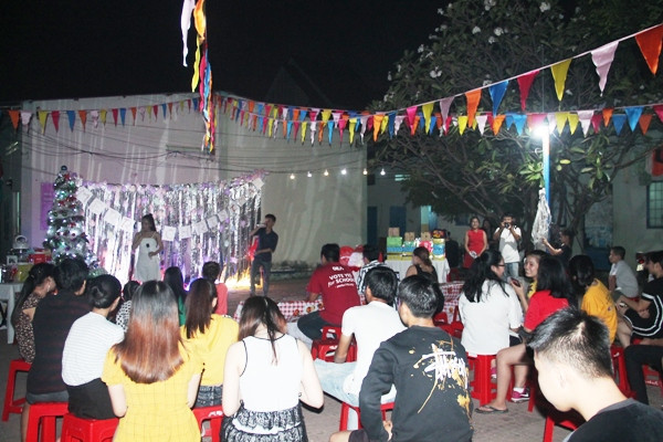 Sinh viên, công nhân vui Noel ấm áp trong kí túc xá ảnh 1