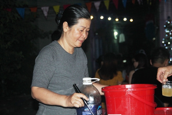 Sinh viên, công nhân vui Noel ấm áp trong kí túc xá ảnh 3