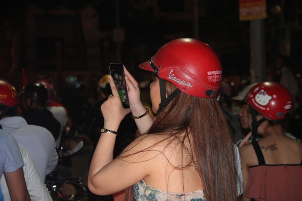 Mẹ tiền đạo Anh Đức đoán đúng tỉ số, triệu con tim “đi bão” đến khuya ảnh 8