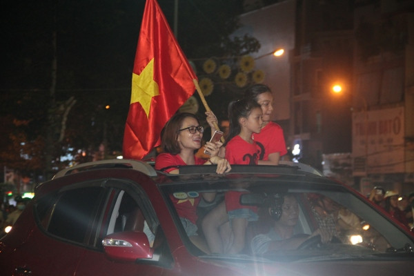 Mẹ tiền đạo Anh Đức đoán đúng tỉ số, triệu con tim “đi bão” đến khuya ảnh 7