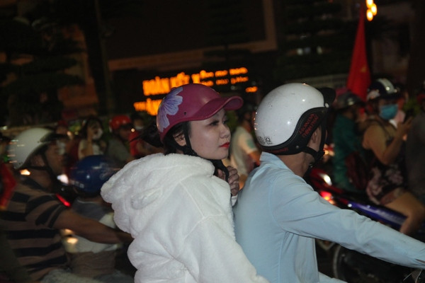 Mẹ tiền đạo Anh Đức đoán đúng tỉ số, triệu con tim “đi bão” đến khuya ảnh 9