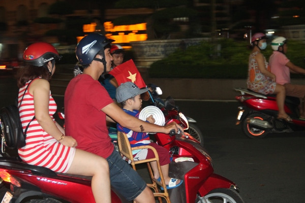 Mẹ tiền đạo Anh Đức đoán đúng tỉ số, triệu con tim “đi bão” đến khuya ảnh 10