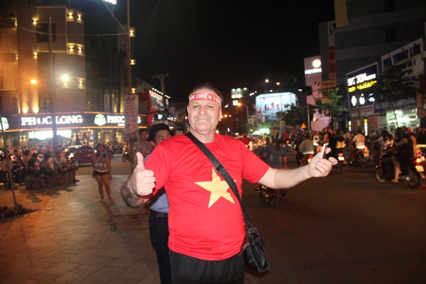 Mẹ tiền đạo Anh Đức đoán đúng tỉ số, triệu con tim “đi bão” đến khuya ảnh 4