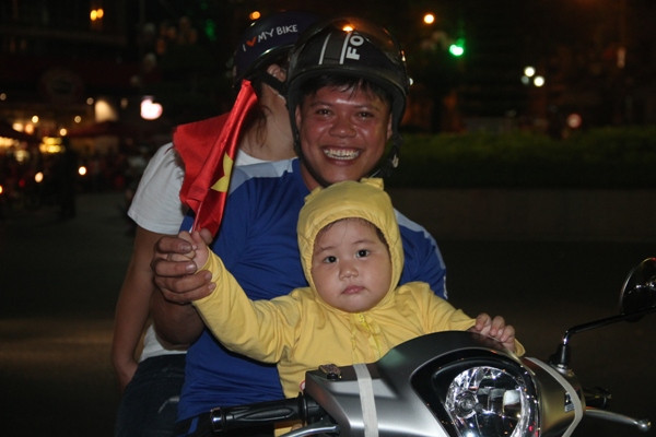 Mẹ tiền đạo Anh Đức đoán đúng tỉ số, triệu con tim “đi bão” đến khuya ảnh 3