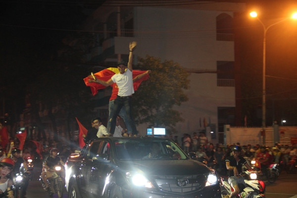 Mẹ tiền đạo Anh Đức đoán đúng tỉ số, triệu con tim “đi bão” đến khuya ảnh 1