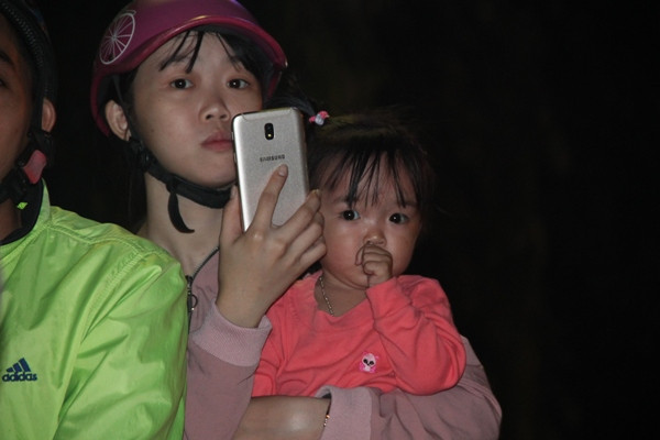 Mẹ tiền đạo Anh Đức đoán đúng tỉ số, triệu con tim “đi bão” đến khuya ảnh 11