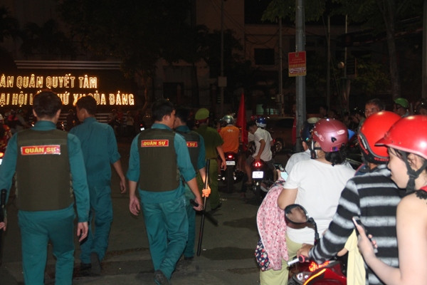 Mẹ tiền đạo Anh Đức đoán đúng tỉ số, triệu con tim “đi bão” đến khuya ảnh 2