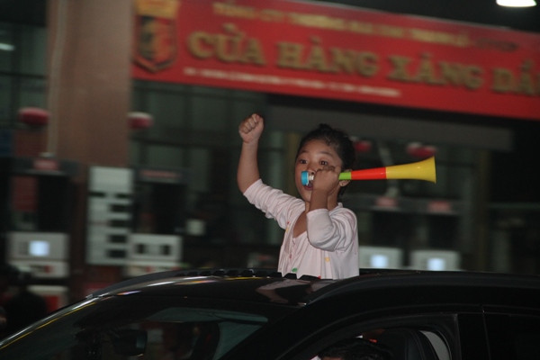 Mẹ tiền đạo Anh Đức đoán đúng tỉ số, triệu con tim “đi bão” đến khuya ảnh 5