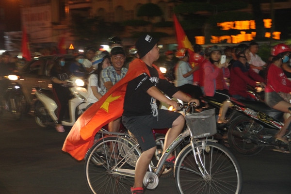 Mẹ tiền đạo Anh Đức đoán đúng tỉ số, triệu con tim “đi bão” đến khuya ảnh 6