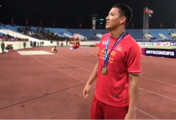 Tiền đạo Anh Đức lặng lẽ về nhà sau hào quang AFF Cup ảnh 1