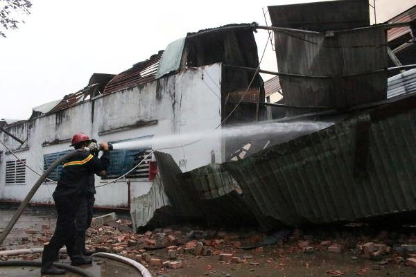 Cháy lớn ở công ty đồ gỗ, 1.000m2 nhà xưởng bị thiêu trong biển lửa ảnh 1