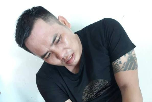 Người dân vây bắt kẻ giật dây chuyền vàng của phụ nữ đi đường ảnh 1