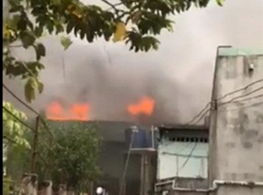 Kho sơn công ty gỗ phát cháy, công nhân tháo chạy tán loạn ảnh 1