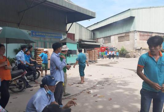Kho sơn công ty gỗ phát cháy, công nhân tháo chạy tán loạn ảnh 2