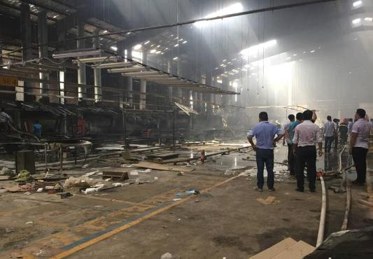 Kho sơn công ty gỗ phát cháy, công nhân tháo chạy tán loạn ảnh 4